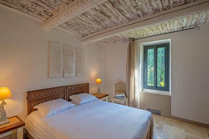 Timeless Provencal farmhouse and large swimming pool in a magnificent wooded park in Plan-d'Orgon, Region de Arles