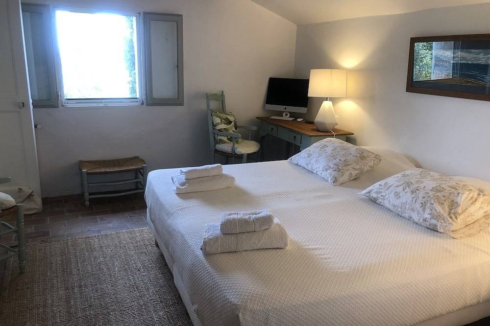 Secluded stone house in the middle of woods with stunning views in Seillans, Région de Draguignan