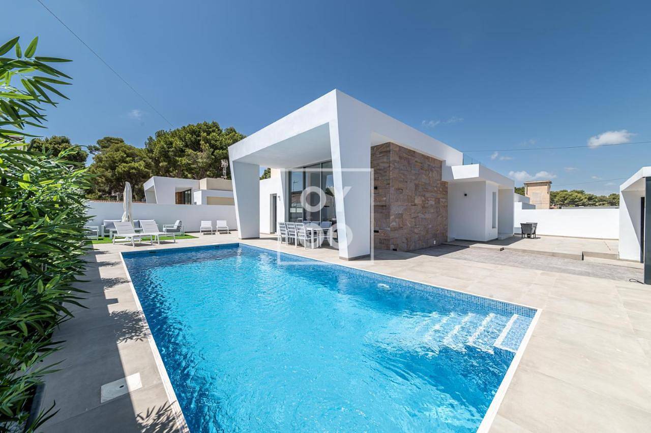 Villa Coral, chic coastal design, saltwater pool - by Oyoostays in Los Balcones, Torrevieja