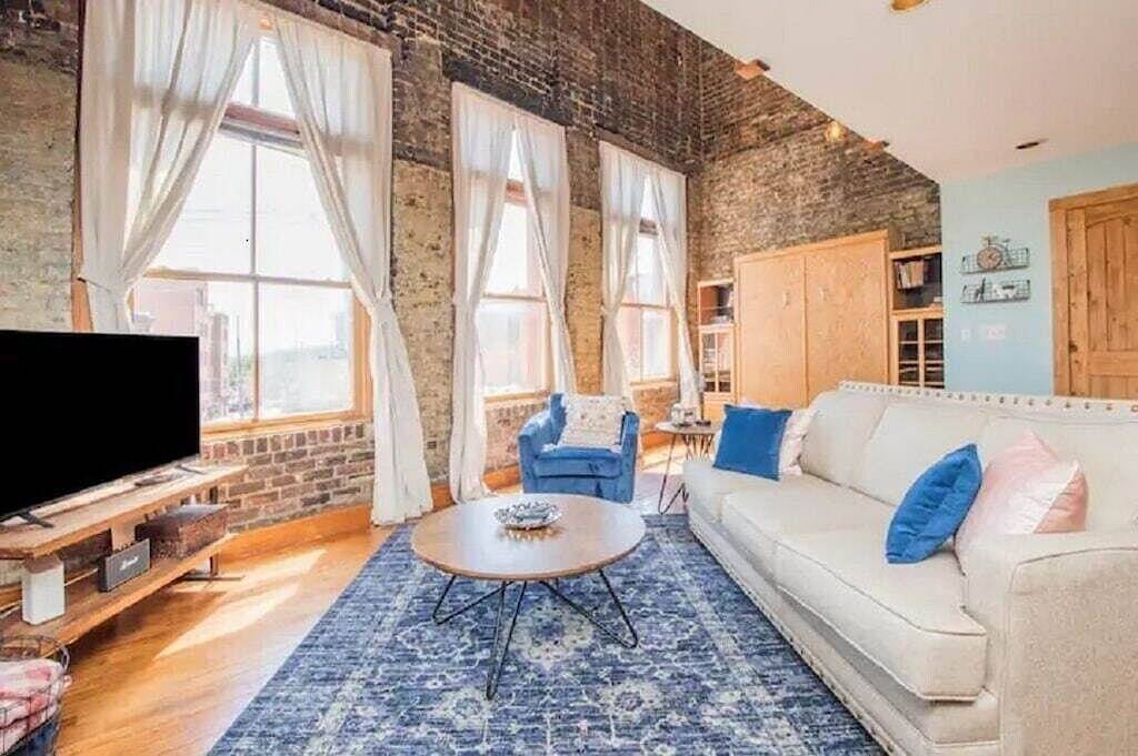 Ganze Wohnung, Lively Downtown Loft~Pet Friendly~2 Queen Beds in Knoxville, Knox County (TN)