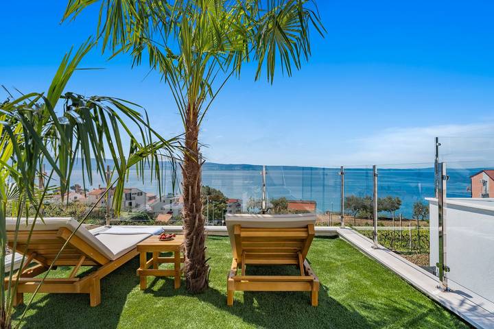 Neu! Villa Aba mit Meerblick,38 m2 großem beheiztem Infinity-Pool, 4 Schlafzimmern, Medienraum, 150 m vom Meer entfernt in Podstrana, Split-Dalmatien