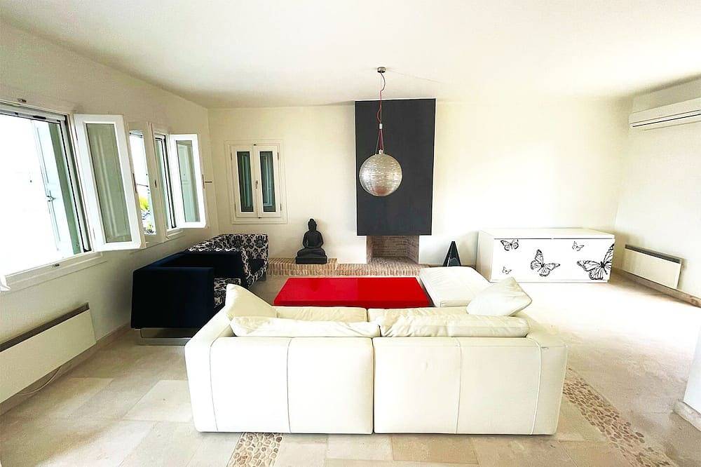 Seafront architectural villa in exclusive Aghios Emilianos. Incredible views! in Ververouda, Porto Heli