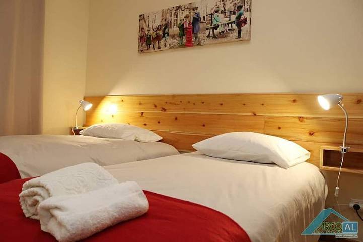 Apartamento de vacaciones para 7 personas, con piscina además de balcón y jacuzzi - 1