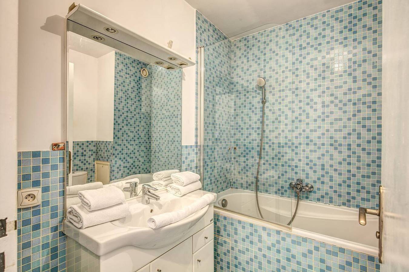 Apartamento de férias inteiro, Apartamentos para Temporada para 2 pessoas com balcão in Paris, Ilha de França