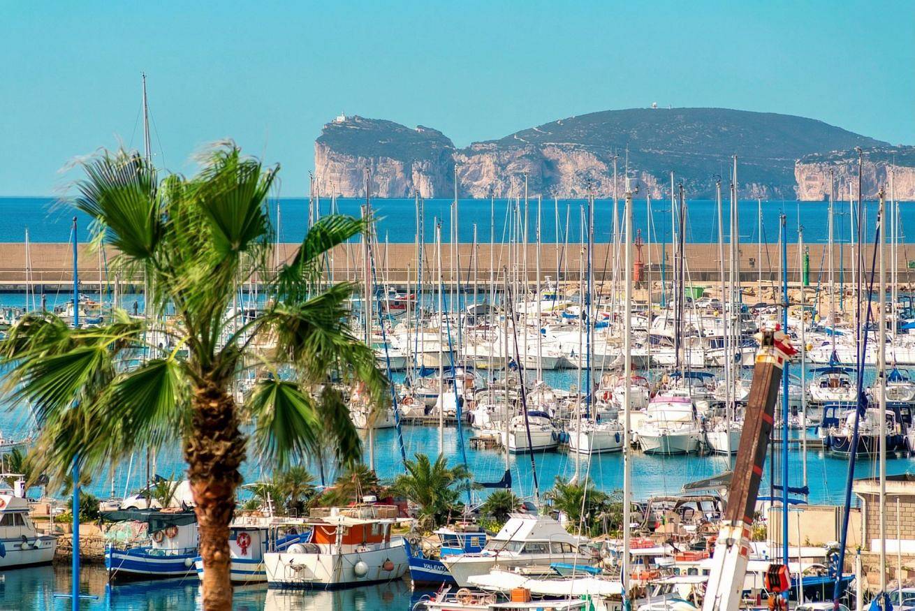 Appartamento intero, Romantic Sea Loft con terrazza fronte mare e posto auto in Pivarada, Alghero