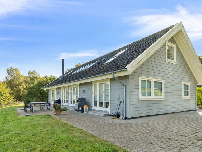 Ferieudlejning for 12 personer, med terrasse i Fjellerup Strand