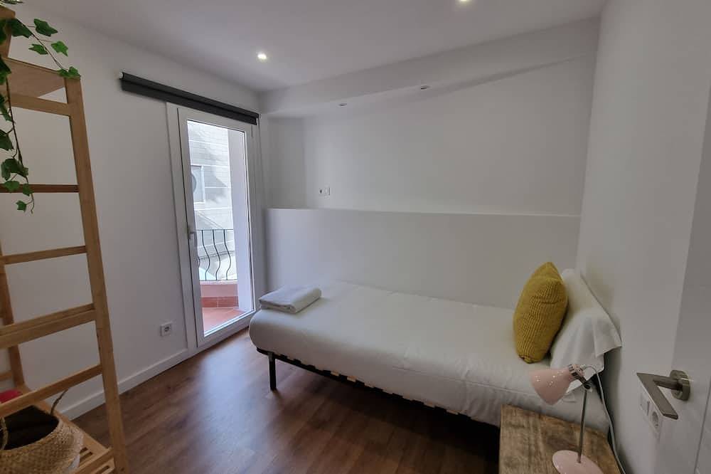 Apartamento entero, 3 dormitorios con un balcón ideal para familias o viajes de negocios in Cornellá de Llobregat, Bajo Llobregat