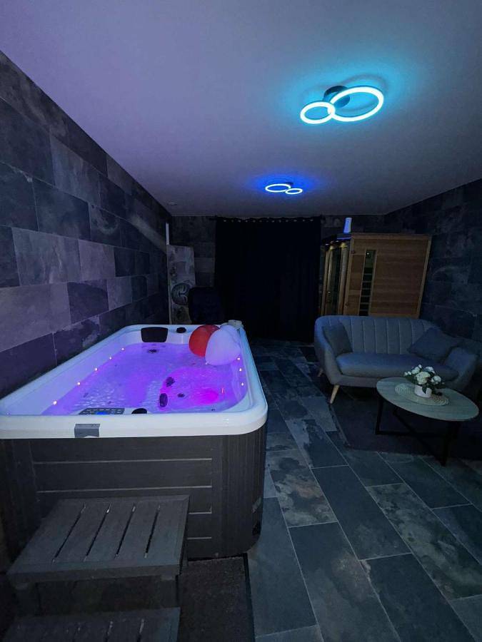 Gîte pour 2 personnes, avec sauna et jacuzzi dans Office de Tourisme de Frontignan Centre Ville