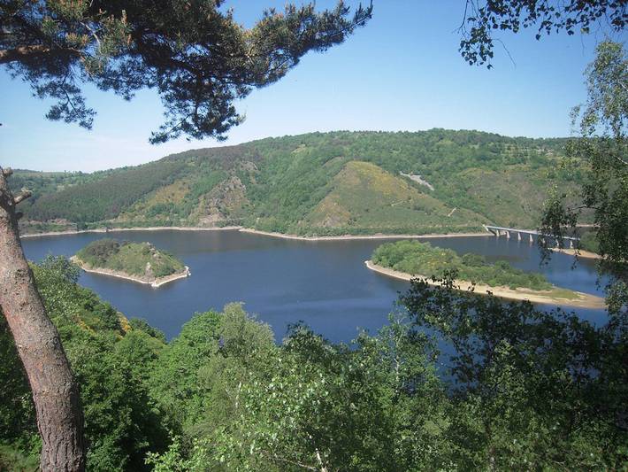 Chambre d’hôte pour 2 personnes, avec vue sur le lac et jardin dans le Cantal - 2