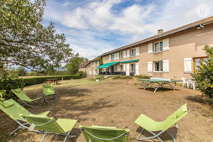 Gîte pour 15 personnes, avec jardin ainsi que terrasse et piscine, animaux acceptés
