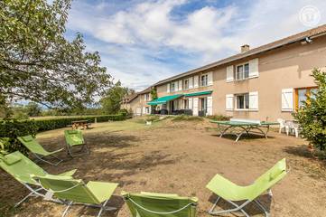 Gîte pour 15 personnes, avec jardin ainsi que piscine et terrasse, animaux acceptés à Saint-Bonnet-de-Joux