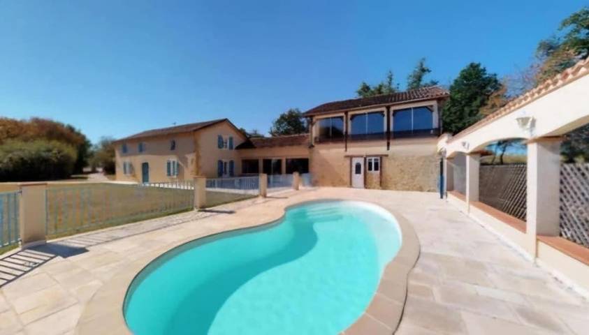 Gîte pour 4 personnes, avec vue ainsi que jardin et piscine dans Loubersan