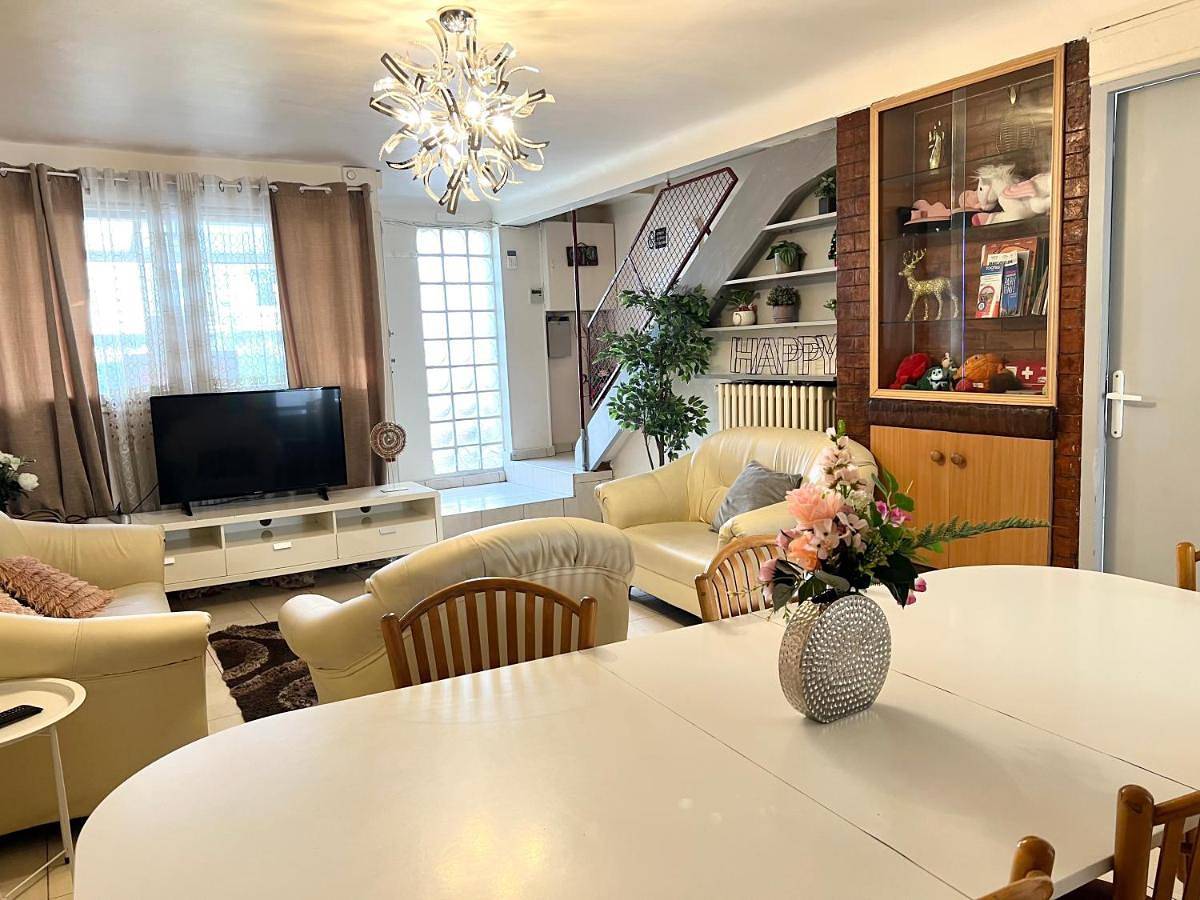 Cozy Station House & Direct Access to Paris in Bondy, Seine-Saint-Denis
