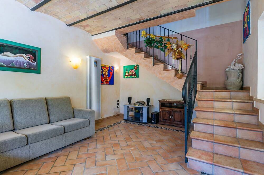 Caratteristica villa indipendente per 4 persone con terrazza e vista panoramica in Castorano, Provincia di Ascoli Piceno
