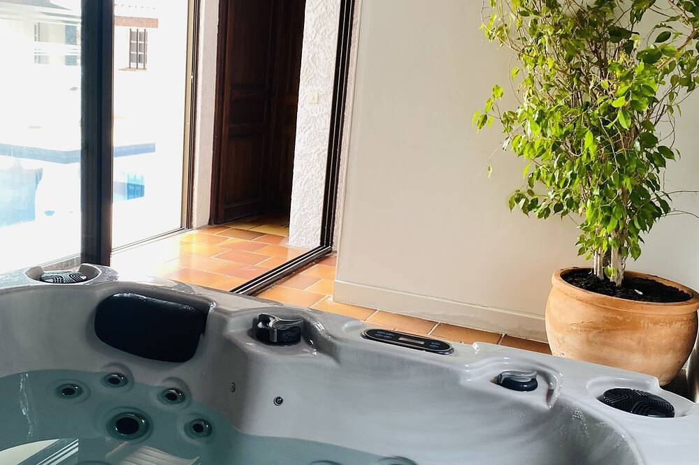 Geheel appartement, Studio-Studio-Classic-Ensuite with Shower-Pool View in La Crau, Toulon regio