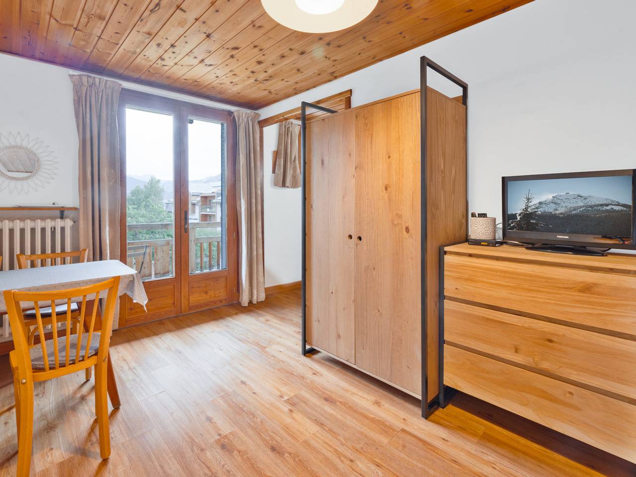 Estudio entero, Estudio cómodo para 3 personas con balcón, piscina y Wi-Fi en Serre Chevalier in Saint-Chaffrey, Serre Chevalier