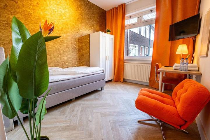 Pension voor 2 personen, met Terras en Tuin in Utrecht