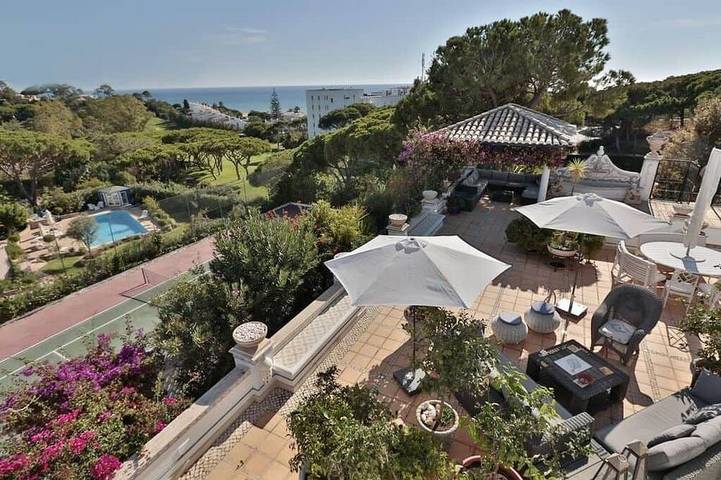 Villa for 8 people, with balcony and pool as well as hot tub and garden in Faro