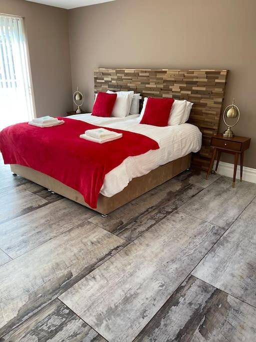 Luxury house with pool and hot tub - sleeps 16 in Bedford
