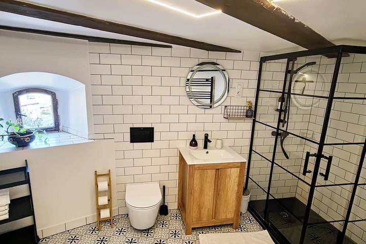 Ganze Wohnung, King- Elegant Minimalist Loft with Rustic Beams and Industrial Accents in Gnesen, Großpolen