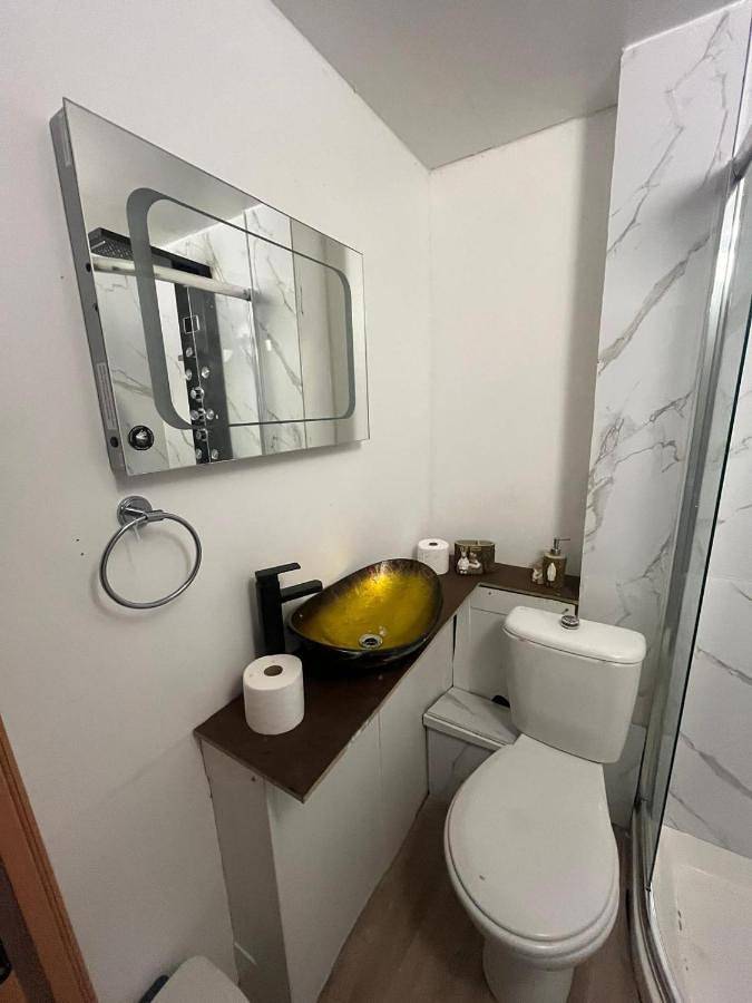 Budget Double Room in Leeds, West Yorkshire