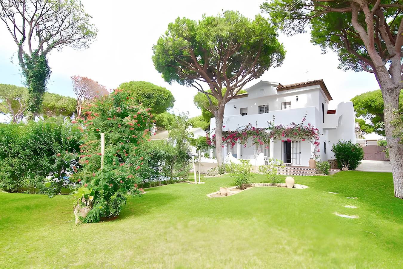 Villa Jacaranda mit privatem Pool und Grill in Chiclana in Los Franceses-La Vega, Chiclana de la Frontera