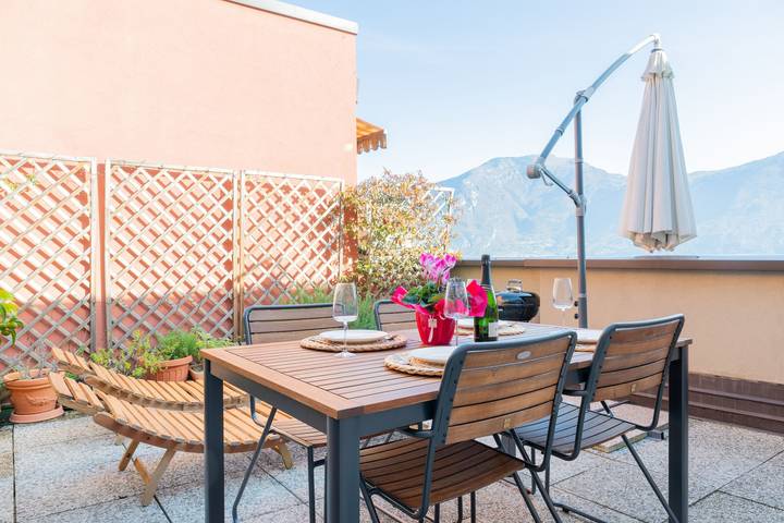 Apartamento para 4 personas, con piscina para niños además de vistas al lago y jardín en Riva del Garda