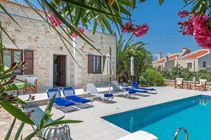 Ferienhaus für 6 Personen, mit Balkon und Terrasse sowie Garten und Pool in Prines