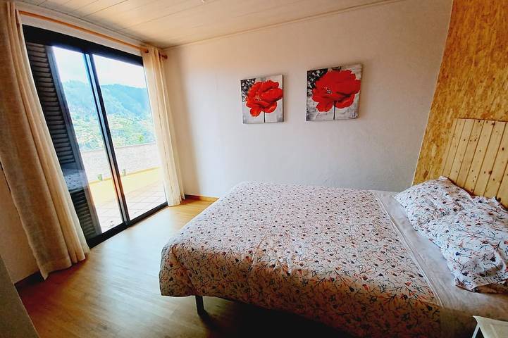 Villa Luz - Family House Vacations- Large Private Outdoor Area in Santa Cruz (Madeira), Madeira