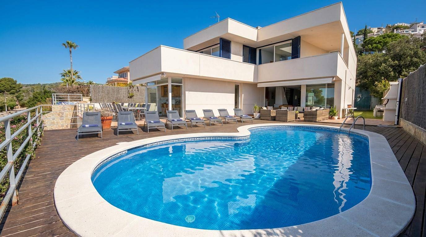 Villa Med Impresionantes Vistas al Mar a 1 Km de las Playas de Sitges y 5 minutos del Puerto de Aiguadolç in Sitges, Garraf