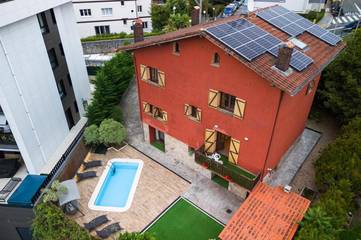 Villa pour 8 personnes, avec jardin ainsi que vue et piscine, animaux acceptés à San Sebastian