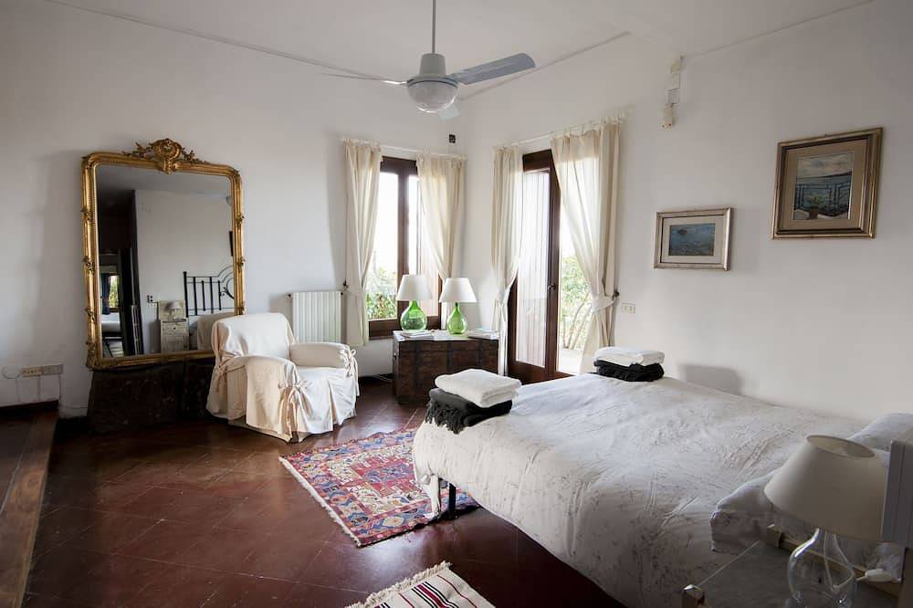 Villa con piscina privada y jardín amueblado, barbacoa y comedor externo in Linera, Santa Venerina