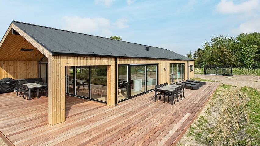 Feriehus for 11 personer, med jacuzzi og terrasse i tillegg til sauna i Sæby