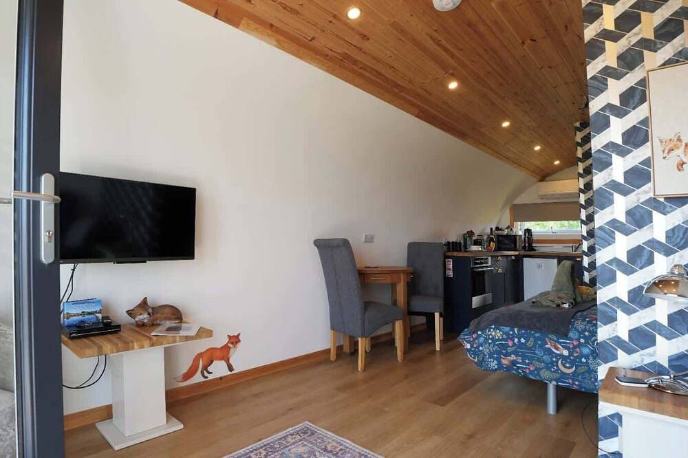 The Galloway Steading- The Fox's Den couples retreat cabin with Hot tub in Dumfries and Galloway