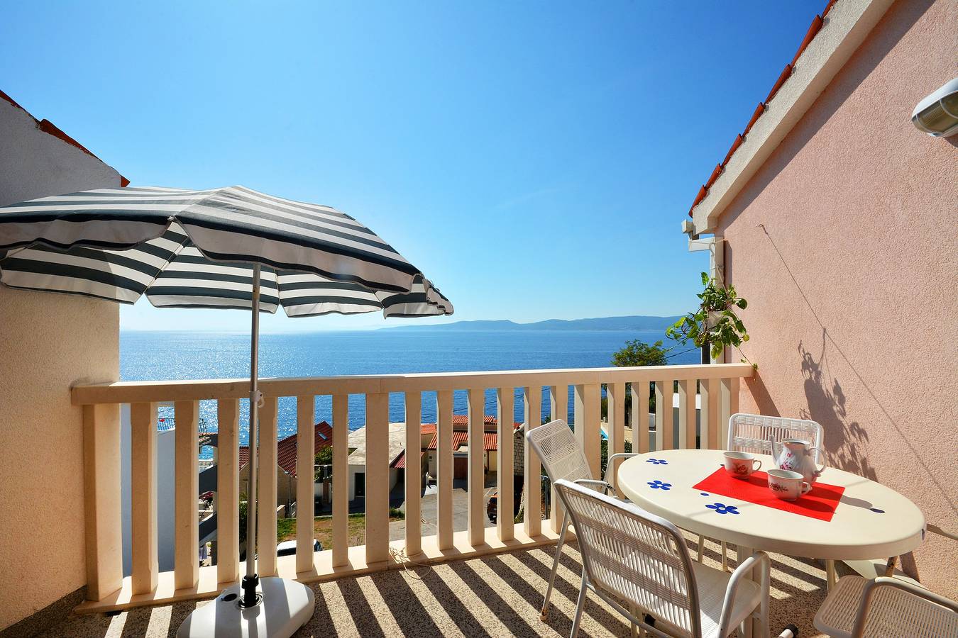 Ganze Wohnung, 1-Zimmer-Ferienwohnung mit Terrasse und Meerblick Pisak, Omis A-7521-b in Pisak, Omis-Riviera