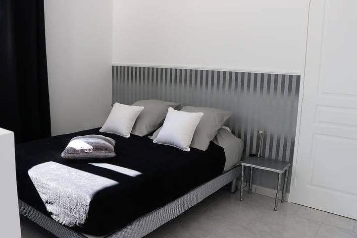 Gîte pour 3 personnes, avec terrasse ainsi que piscine et jardin à Plan-d'Aups-Sainte-Baume - 2