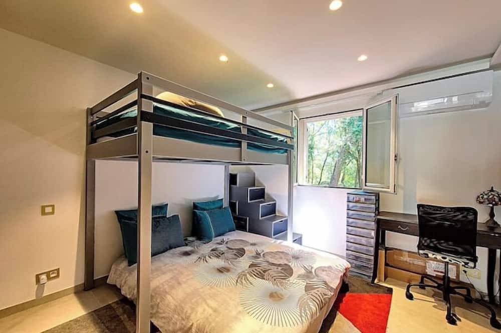 Quiet family villa with pool in Roquefort-les-Pins, Cannes region