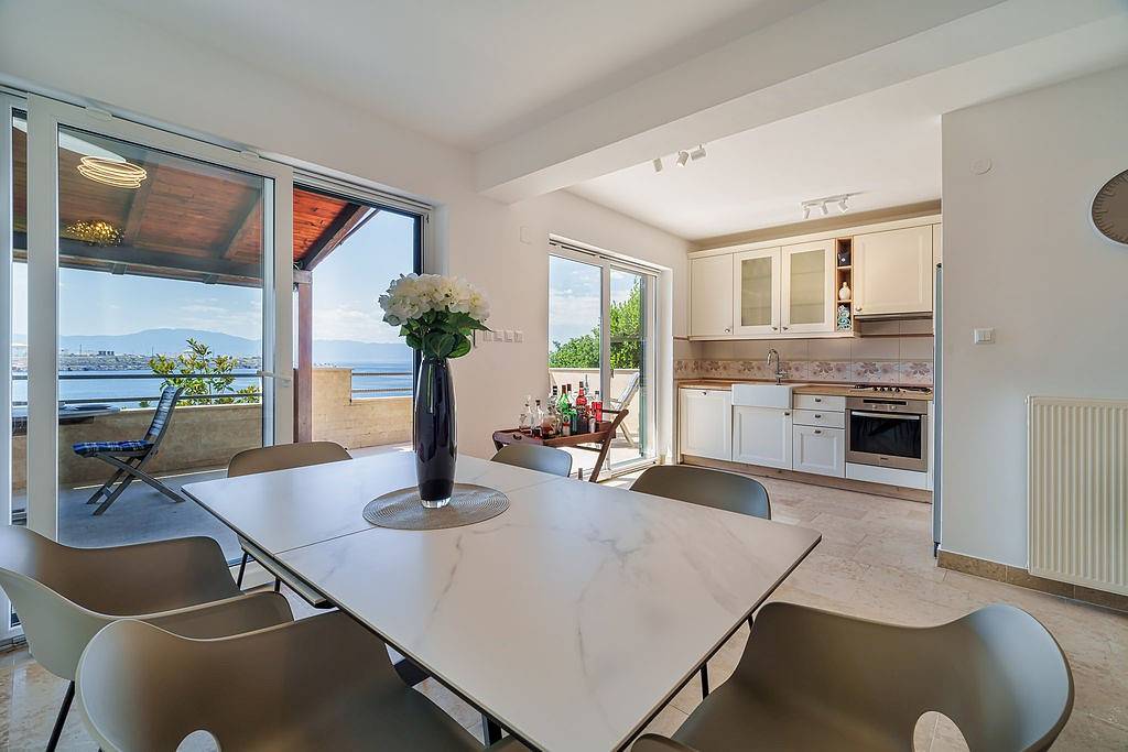 Villa voor 6 personen met balkon/terras in Omišalj, Krk