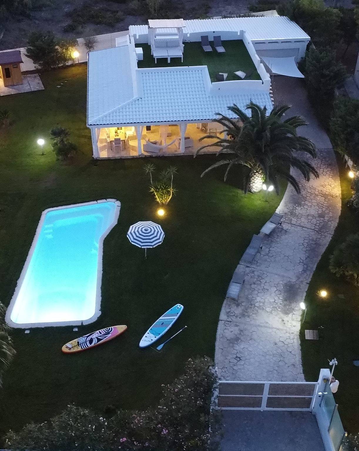 Villa "Miami Vieste" vicino alla spiaggia con piscina privata e Wi-Fi in Vieste, Gargano