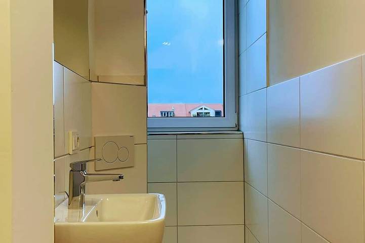 Ganze Wohnung, Zentrale, lichtdurchflutete 3 Zimmer Wohnung mit Galerie & Dachterrasse in Konstanz, Hohenzollern Radweg Region