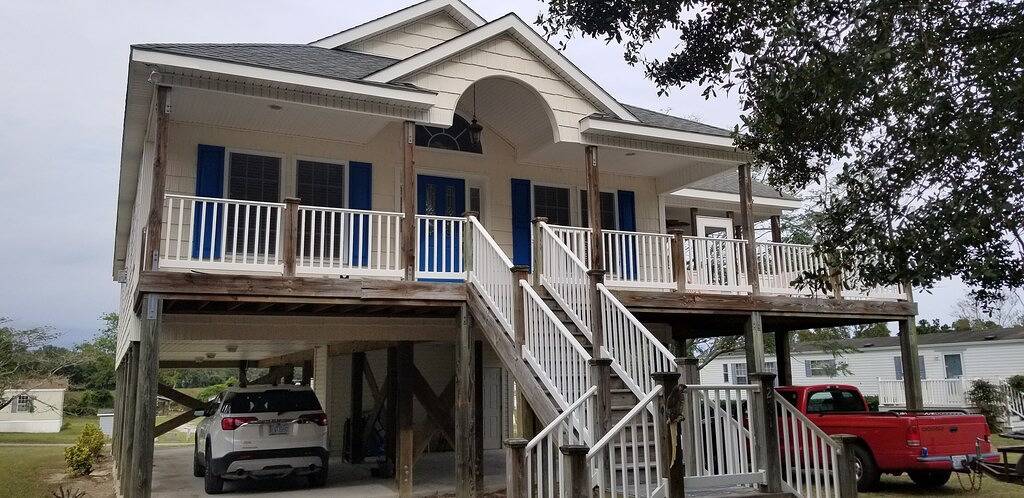 Charming 3-Br cottage with open floor plan, near Surf City Beaches & Marina. in Pender County