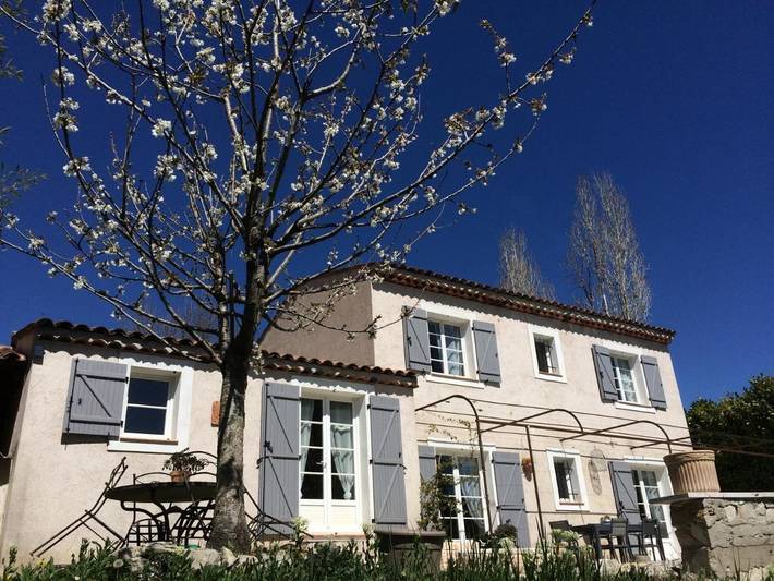 Chambre d’hôte pour 2 personnes, avec Terrasse et Jardin ainsi que Piscine et Vue
