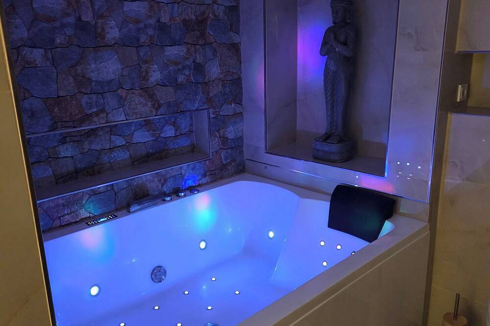 Ganze Wohnung, Exklusive 5⭐️ Ferienwohnung nahe Köln mit Whirlpool und Infrarotsauna zubuchbar in Kerpen, Rhein-Erft-Kreis