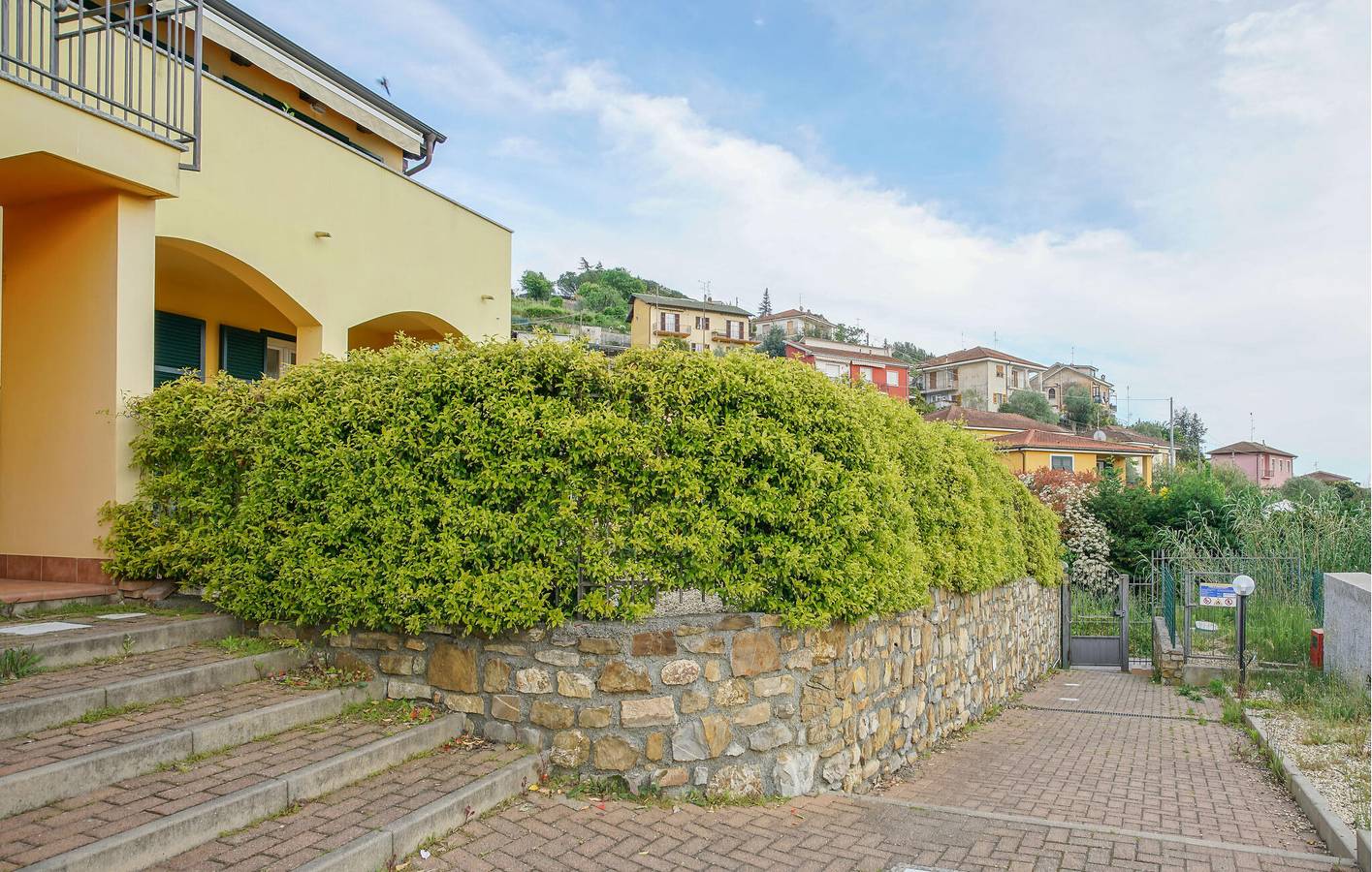 Modernes Apartment mit Terrasse, Garage & WiFi - Nähe Strand & Restaurants in Caramagna Ligure, Imperia