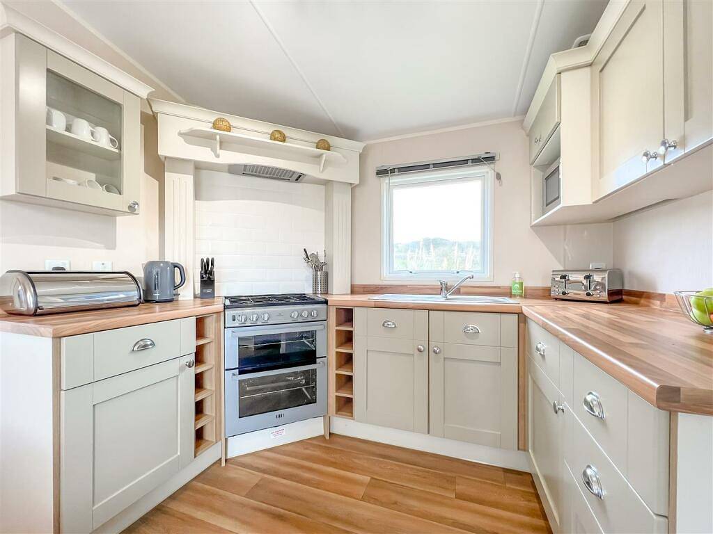 Pottsville Cabin Sleeps 4 with Deck in Praa Sands, Cornwall
