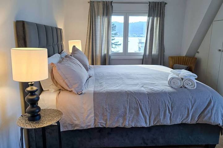 Ganze Wohnung, Geräumige Duplex-Wohnung mit fantastischem Seeblick nur 5 Minuten von Zürich in Zollikon Dorf, Zollikon