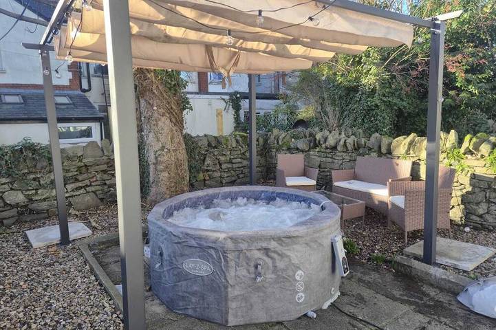 Ferienwohnung für 2 Personen, mit Garten und Balkon sowie Whirlpool in Cardiff