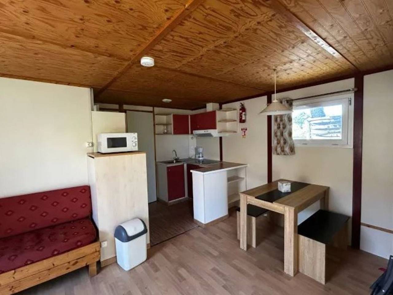 Cozy chalet with terrace - 7 guests in Lattes, Côte d'Améthyste