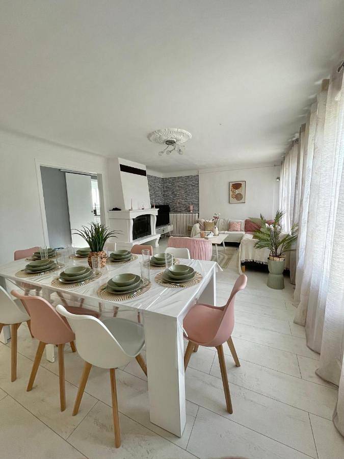 Maison chaleureuse 4 chambres avec jardin - Proche Paris - Arena Paris Nord Villepinte - Parc des expositions - Aéroport Cdg - Disney - Astérix in Tremblay-en-France, Seine-Saint-Denis