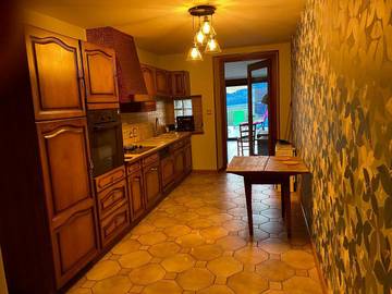 Gîte pour 8 personnes, avec vue et terrasse à Saint-Julien (Jura)